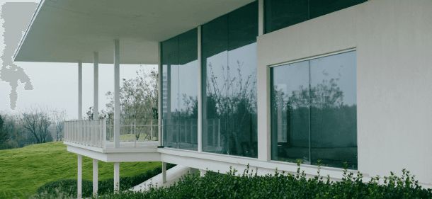 Courtyard + Blanc/Mono